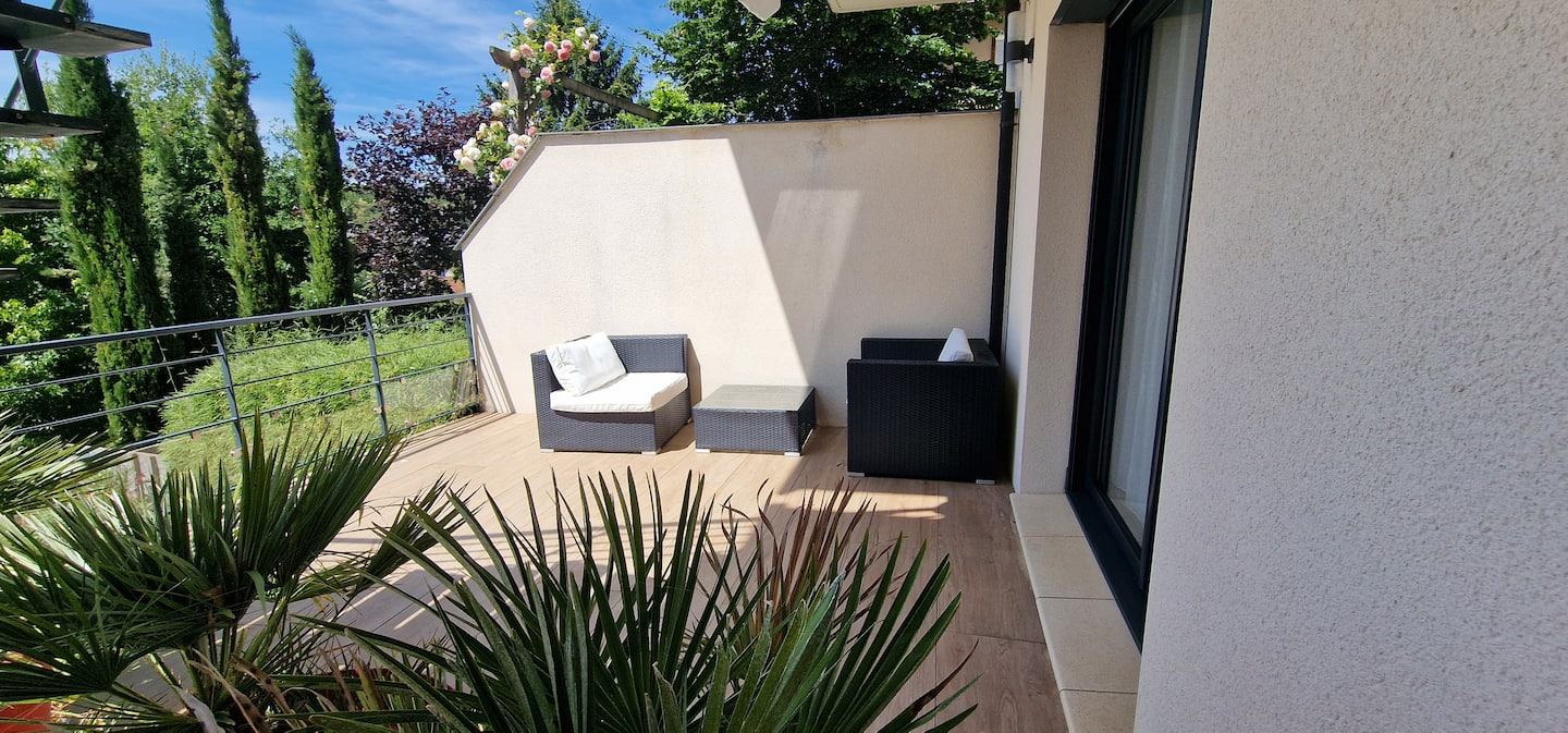 Studio — la terrasse et son salon d'extérieur