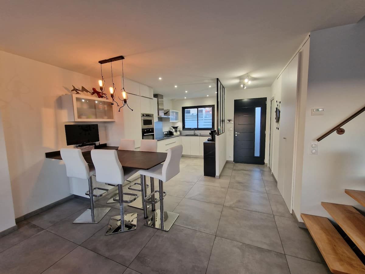 Espace repas ouvert sur la cuisine