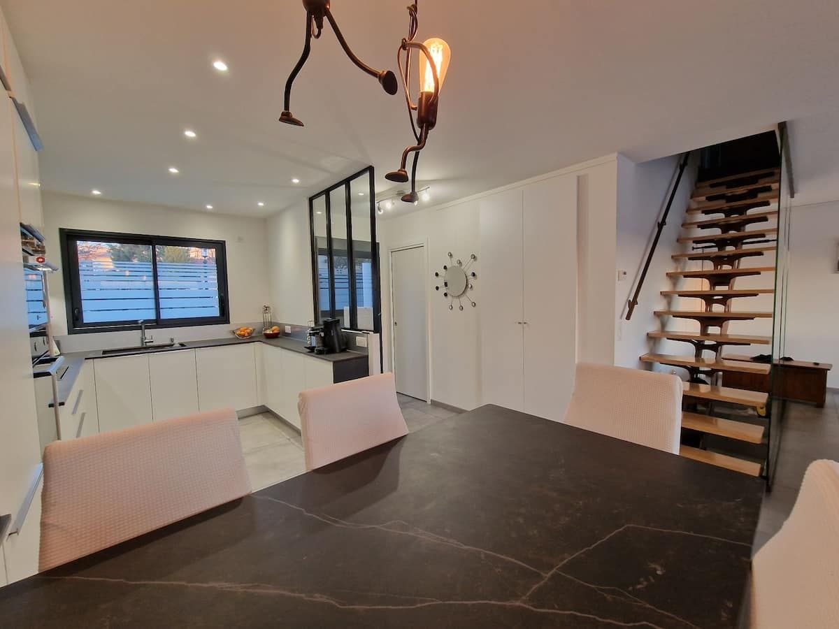 Table à manger et escalier vers l'étage