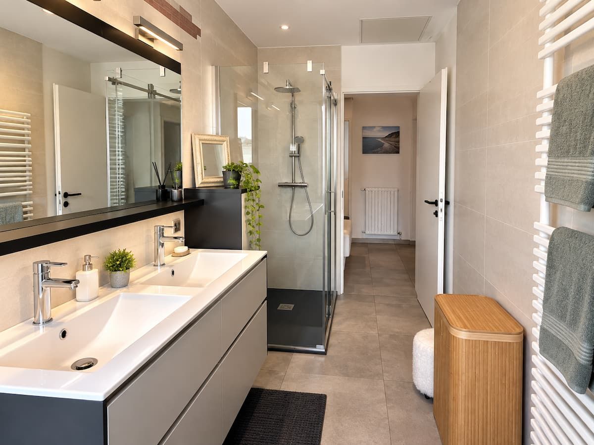 Grande salle de bains, double vasque et douche