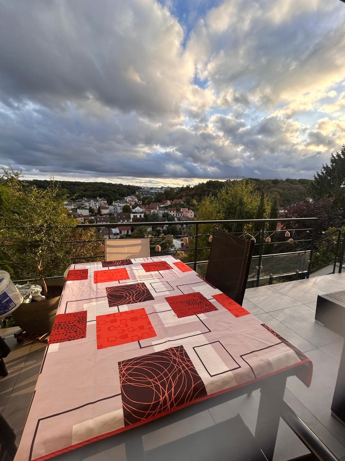 Repas sur le balcon, vue sur la vallée
