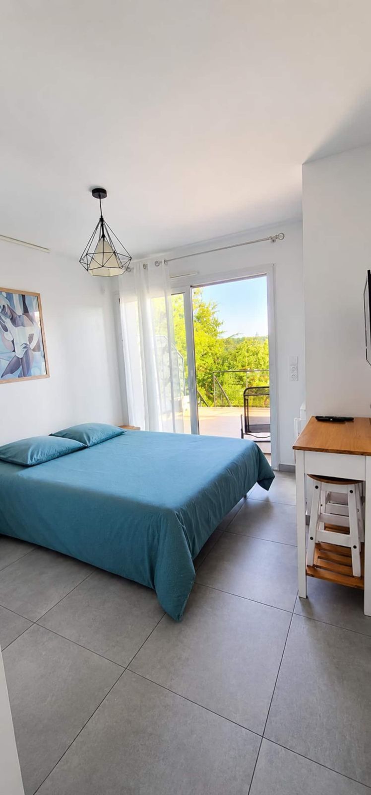 Évasion, la suite du rez-de-jardin : lit double et baie vitrée