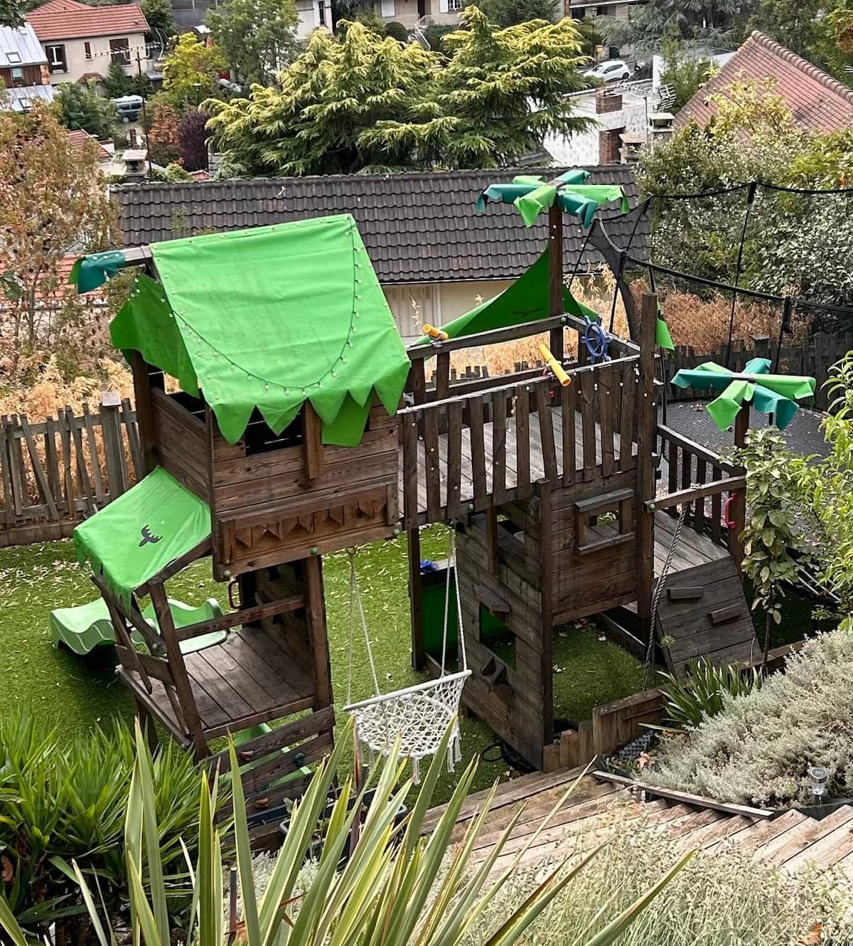 Maison — le jardin et l'aire de jeux