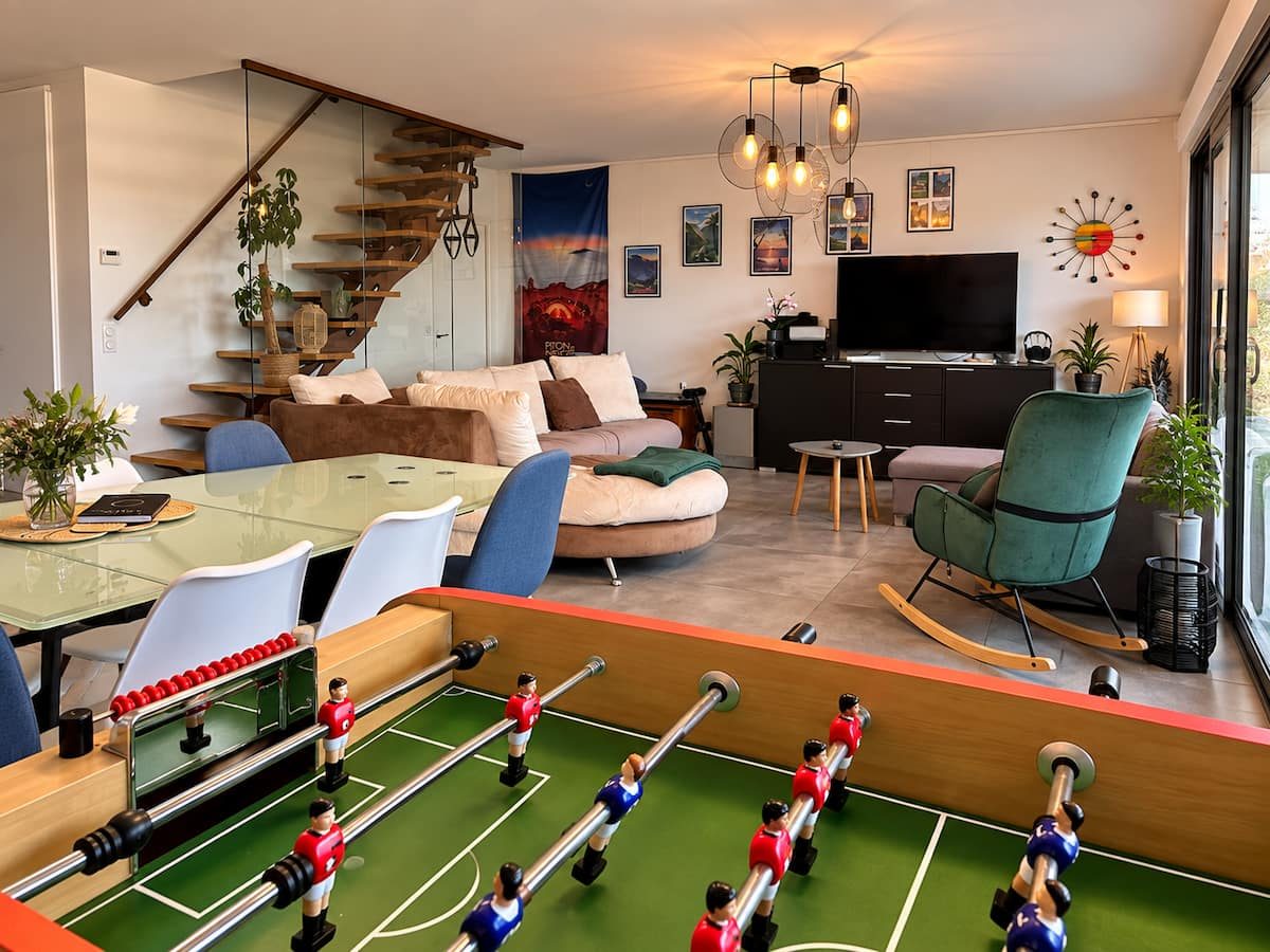 Grande pièce de vie de la maison : salon, salle à manger et baby-foot