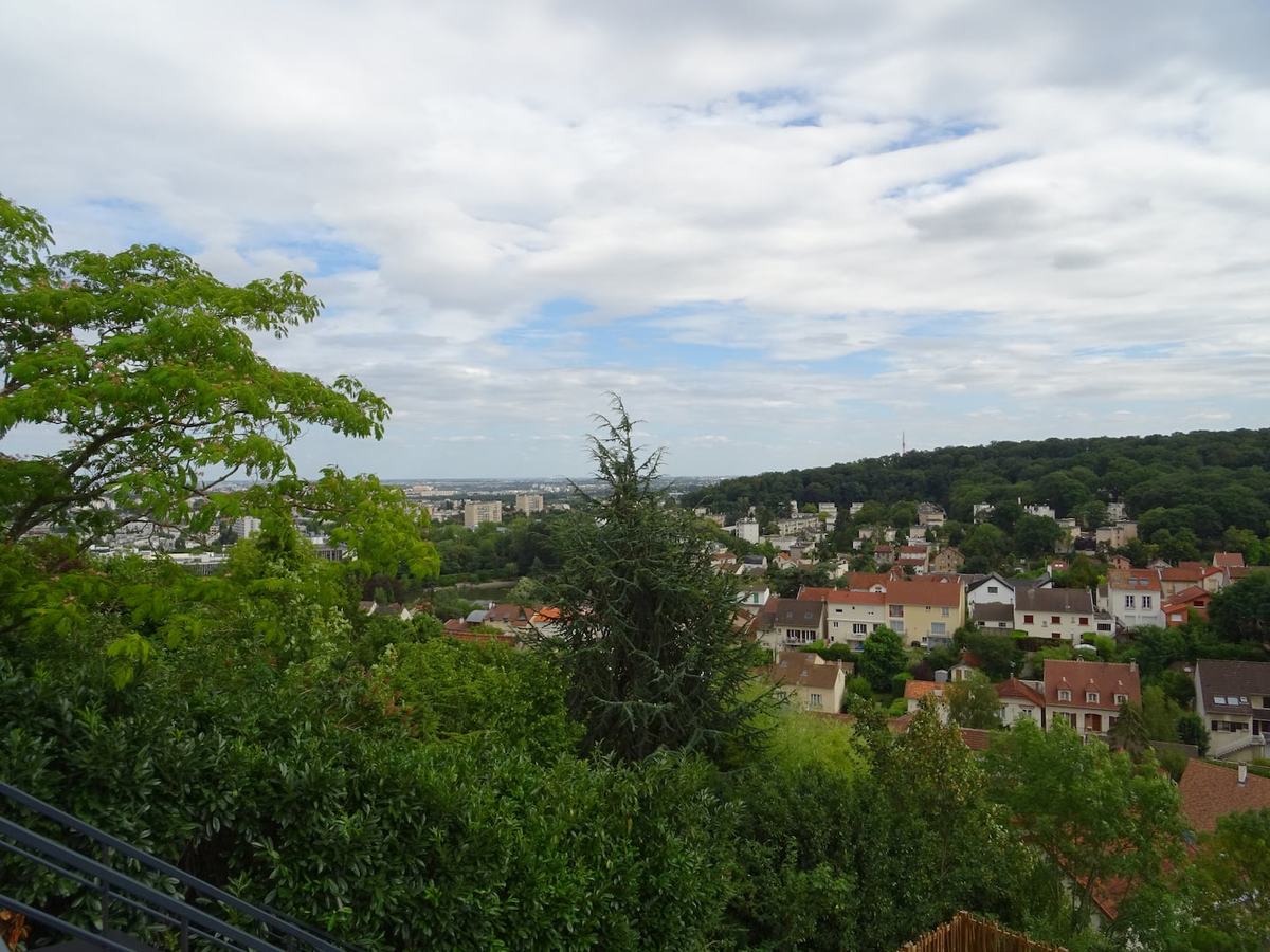 Vue depuis la suite Évasion sur les toits et la verdure du Plessis-Robinson