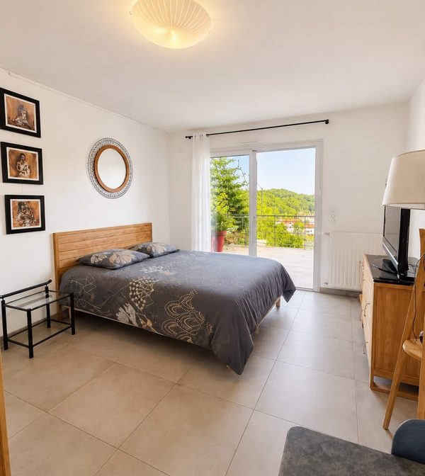 Studio Panorama : chambre lumineuse ouverte sur la terrasse